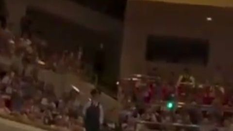 El presidente Trump entregó el trofeo al campeón.