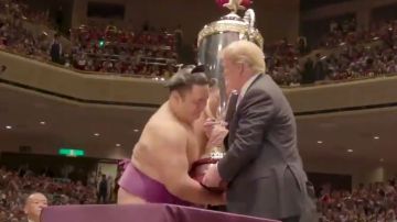 El presidente Trump entregó el trofeo al campeón.