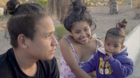 Con ocho meses de embarazo, Yuri con su hijo Santi y su pareja Mike deciden emprender el más importante viaje de su vida.