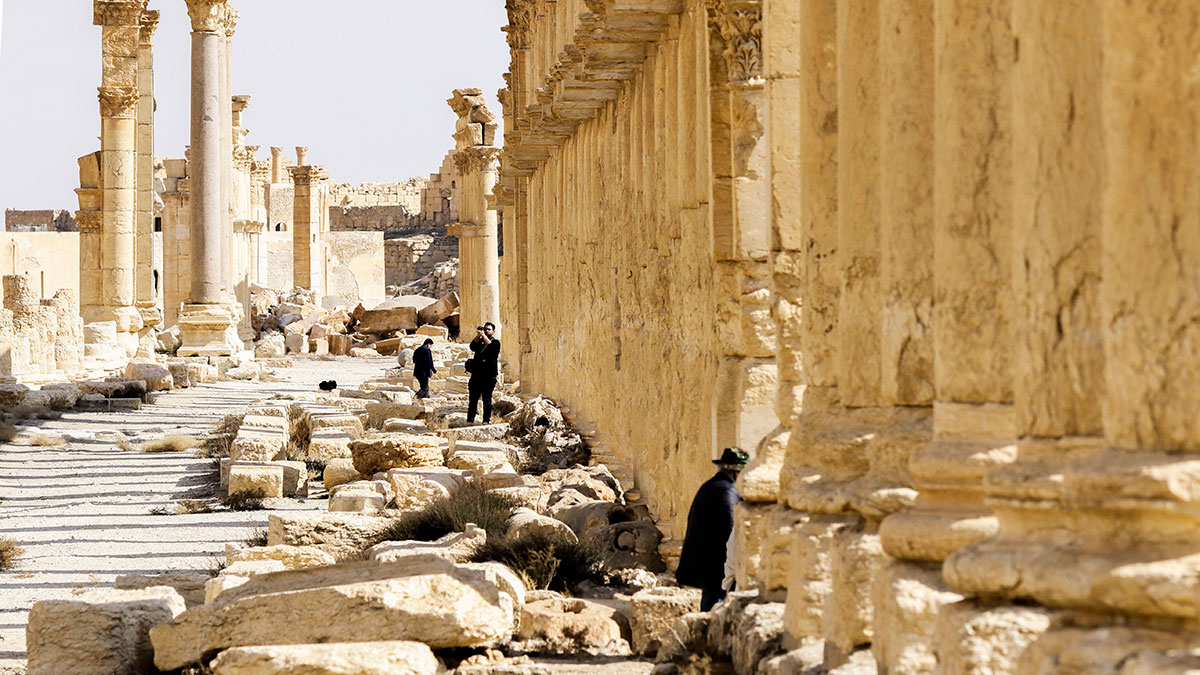 En la imagen se ven las ruinas de la ancestral ciudad de Palmira, de donde se han robado reliquias.