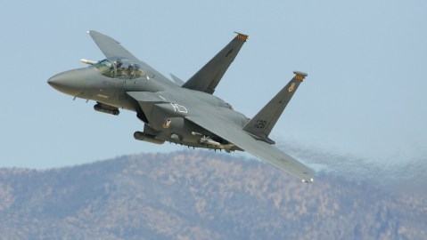 Un F-15E Strike Eagle sobrevuela durante una demostración de la Fuerza Aérea de EEUU en Indian Springs, Nevada.