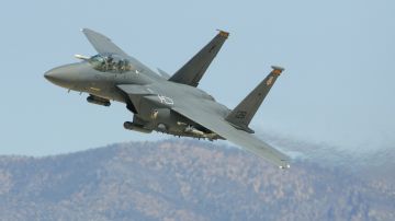 Un F-15E Strike Eagle sobrevuela durante una demostración de la Fuerza Aérea de EEUU en Indian Springs, Nevada.