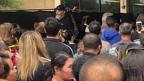 La amenaza movilizó a cientos de padres de familia y muchos de ellos se llevaron sus hijos a casa.