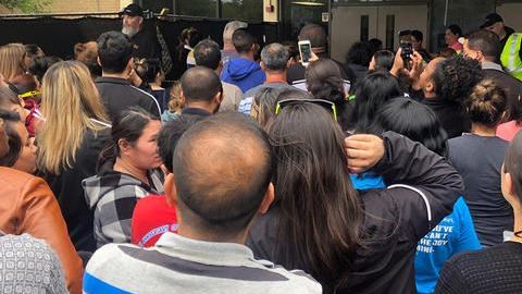 La amenaza movilizó a cientos de padres de familia y muchos de ellos se llevaron sus hijos a casa.