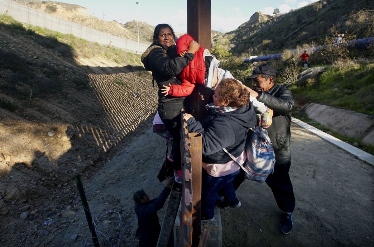 El arribo de inmigrantes agobia a la Patrulla Fronteriza.