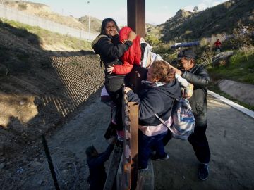El precio oscila entre 5,000 y 7,000 dólares por un adulto con un niño