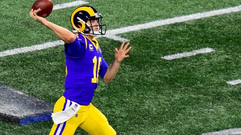 Jared Goff, QB de los LA Rams visita Oakland para medirse con los Raiders en juego de pretemporada de la NFL.