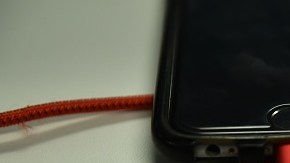 Por curiosidad, la niña se metió el cable a la boca.