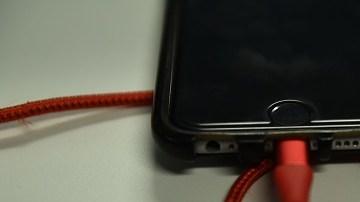 Por curiosidad, la niña se metió el cable a la boca.