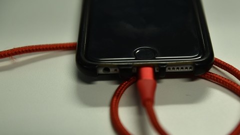 Por curiosidad, la niña se metió el cable a la boca.
