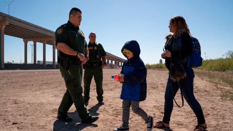 Una madre y su hijo se entregan a la Patrulla Fronteriza en El Paso.