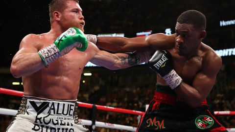 Saúl "Canelo" Álvarez derrotó por decisión unánime a Daniel Jacobs, en 2019.