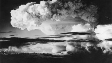 1 de abril de 1954:  El cielo cubierto por la nube de la explosión de una bomba-H en el atolón de Eniwetok en el Pacífico.