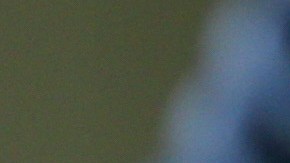 Lewis Hamilton habla con el director no ejecutivo de Mercedes GP, Niki Lauda, ​​en el garaje durante la clasificación para el Gran Premio de España de Fórmula Uno en el Circuito de Cataluña el 9 de mayo de 2015 en Montmeló, España