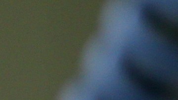 Lewis Hamilton habla con el director no ejecutivo de Mercedes GP, Niki Lauda, ​​en el garaje durante la clasificación para el Gran Premio de España de Fórmula Uno en el Circuito de Cataluña el 9 de mayo de 2015 en Montmeló, España