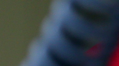 Lewis Hamilton habla con el director no ejecutivo de Mercedes GP, Niki Lauda, ​​en el garaje durante la clasificación para el Gran Premio de España de Fórmula Uno en el Circuito de Cataluña el 9 de mayo de 2015 en Montmeló, España