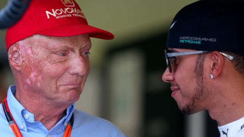 Lewis Hamilton habla con el director no ejecutivo de Mercedes GP, Niki Lauda, en el garaje durante la clasificación para el Gran Premio de España de Fórmula Uno en el Circuito de Cataluña el 9 de mayo de 2015 en Montmeló, España
