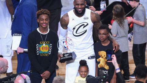 LeBron James, Bronny James, Bryce James y Zhuri James en el All Star Game 2018.