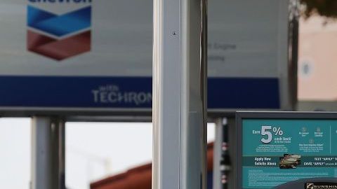 Para revisar dónde sale más económico poner gasolina, según el código de área donde vives puedes visitar: www.gasbuddy.com/