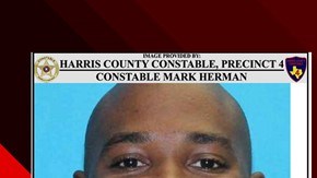 Glenn Etienne fue encontrado dormido sobre el volante del vehículo en la cuadra 14000 de la calle Jones.