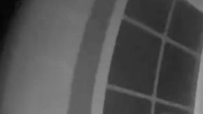 La Policía publicó un video grabado que muestra a alguien caminando hacia una casa, mirando por la ventana y alejándose a la 1:47 am el martes.