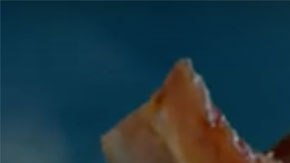 Además de la gran cantidad de carne, tiene 4 tiras de tocino ahumado y 3 rebanadas de queso amarillo.