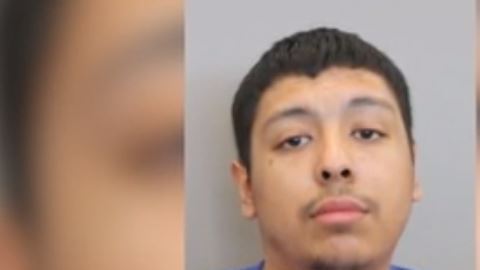 Adrián Lizcano, de 21 años, fue arrestado y se le presentaron cargos el jueves.