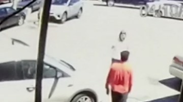 La mujer estaba tratando de tomar fotos de los documentos de seguro con su Ipad cuando el sospechoso se le acerca y comienza a golpearla.