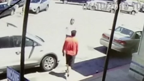 La mujer estaba tratando de tomar fotos de los documentos de seguro con su Ipad cuando el sospechoso se le acerca y comienza a golpearla.
