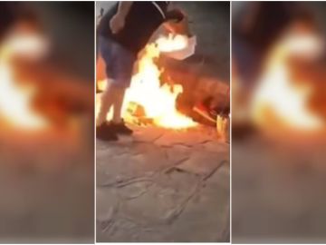 En medio de insultos, el hombre les prendió fuego a los venezolanos.