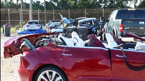 Así quedó el Tesla Model 3 después de chocar con un camión de transporte en marzo... imaginarás lo que le ocurrió al conductor