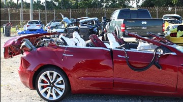 Así quedó el Tesla Model 3 después de chocar con un camión de transporte en marzo... imaginarás lo que le ocurrió al conductor