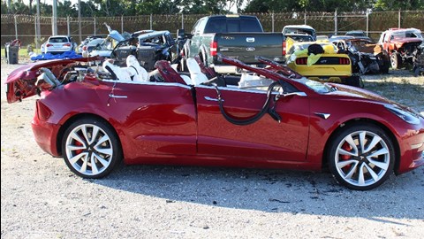 Así quedó el Tesla Model 3 después de chocar con un camión de transporte en marzo... imaginarás lo que le ocurrió al conductor