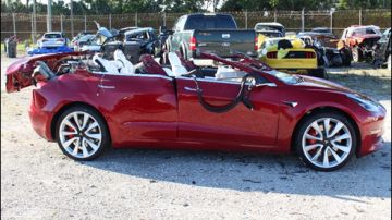 Así quedó el Tesla Model 3 después de chocar con un camión de transporte en marzo... imaginarás lo que le ocurrió al conductor