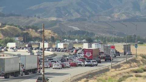 Todos los carriles permanecieron cerrados por cerca de 3 horas. Más adelante sólo algunos fueron reabiertos paulatinamente.