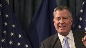 Dean Fuleihan junto a De Blasio en 2015