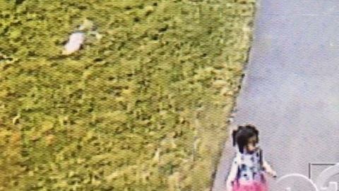 Maleah Davis ingresa al apartamento detrás de su padrastro Darion Vence, vestida con una blusa blanca y una faldita rosa.