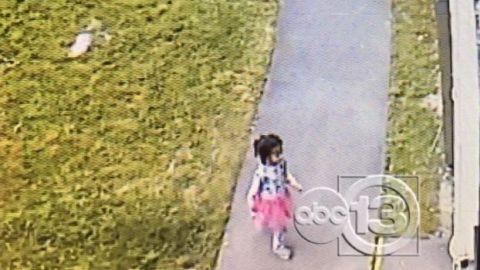 Maleah Davis ingresa al apartamento detrás de su padrastro Darion Vence, vestida con una blusa blanca y una faldita rosa.