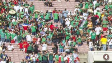 Bandera de la Copa Oro en el estadio Rose Bowl de Pasadena.