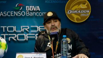 Diego Armando Maradona manifestó su disgusto con el arbitraje en la final de ida del Ascenso MX
