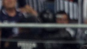 Rayados del Monterrey festeja su gol solitario ante los Tigres de la UANL.