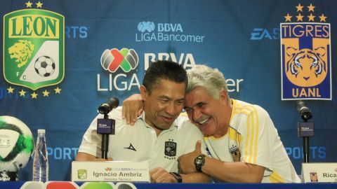 Ignacio Ambriz, director técnico del León y Ricardo Ferretti, director técnico de Tigres.