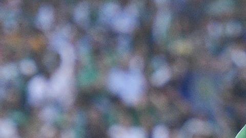 Joel Campbell de los Esmeraldas del León reclama un claro penalti al árbitro.