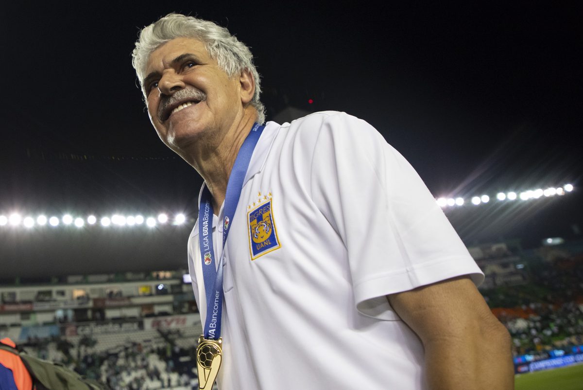 Aficionados de los Tigres de la UANL quieren homenajear al Tuca Ferretti.. 
