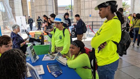 Mujeres de diferentes edades y etnias participaron en la feria informativa para trabajos de construcción. (Jacqueline García)