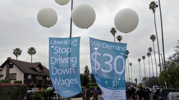 Conductores de Uber y Lyft se unieron a manifestantes de sindicatos y del grupo "Lucha por $15" para abogar por mejores salarios. (Jacqueline García)