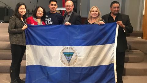 Carlos Reyes (tercero de izq.) está en medio de Melvin Valiente y su esposa Ada, quienes lo
patrocinan para que el joven pueda luchar por el asilo en EEUU