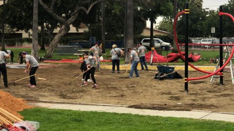 Trabajando duro por una buena causa en la ciudd de Compton. (Suministrada)