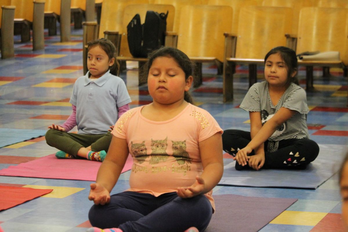La yoga también ayuda para que los pequeños se concentren mejor en sus clases. (Jorge Macías)