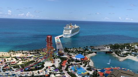 El muelle de CocoCay y la entrada a la isla.